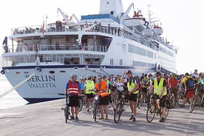 El Puerto de Motril ha sido incluido en la marcha ciclista que realizan los viajeros del crucero Berlín